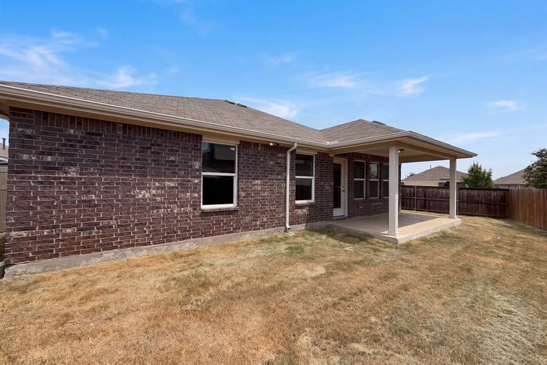 Photo 5 of 23 of 8956 Devonshire Dr, Fort Worth, TX