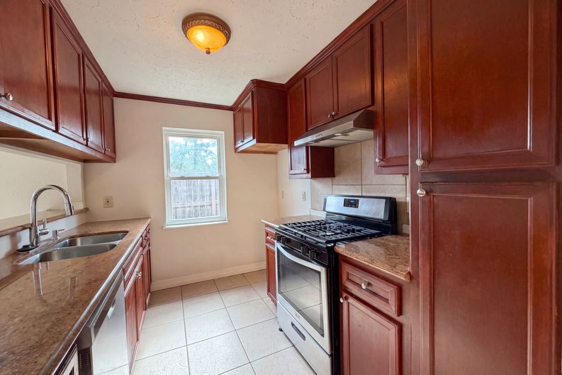 Photo 5 of 17 of 703 Midland Ct, Houston, TX
