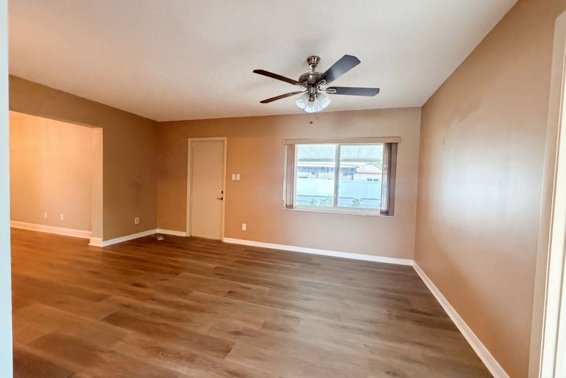Photo 8 of 21 of 9605 NW 81st St, Tamarac, FL