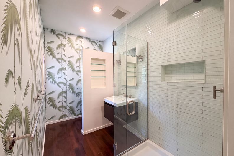 Photo 18 of 34 of 1710 NW Hoyt St, Portland, OR