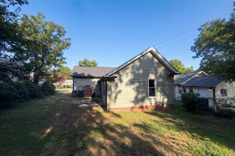 Photo 5 of 17 of 603 Cranbrook St, Greensboro, NC