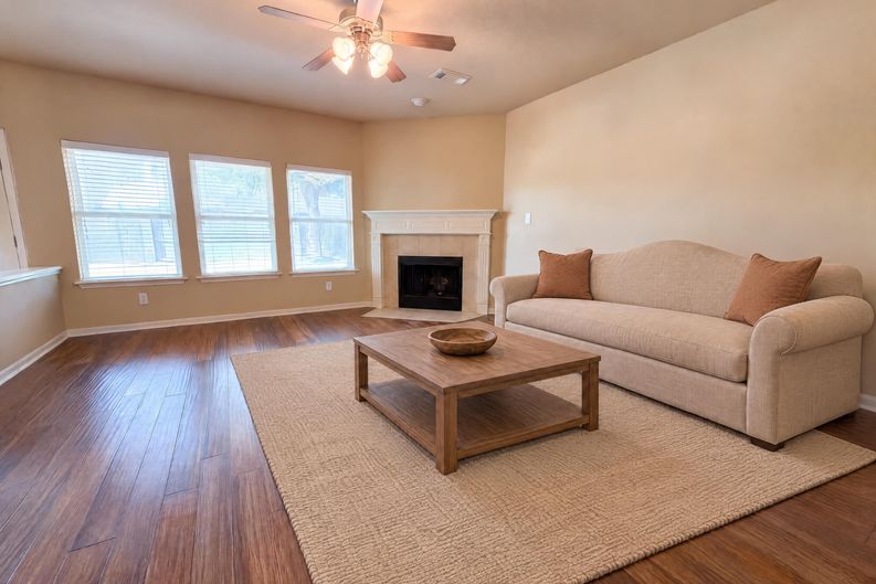 Photo 3 of 29 of 7002 Crockett Ridge Dr, Richmond, TX