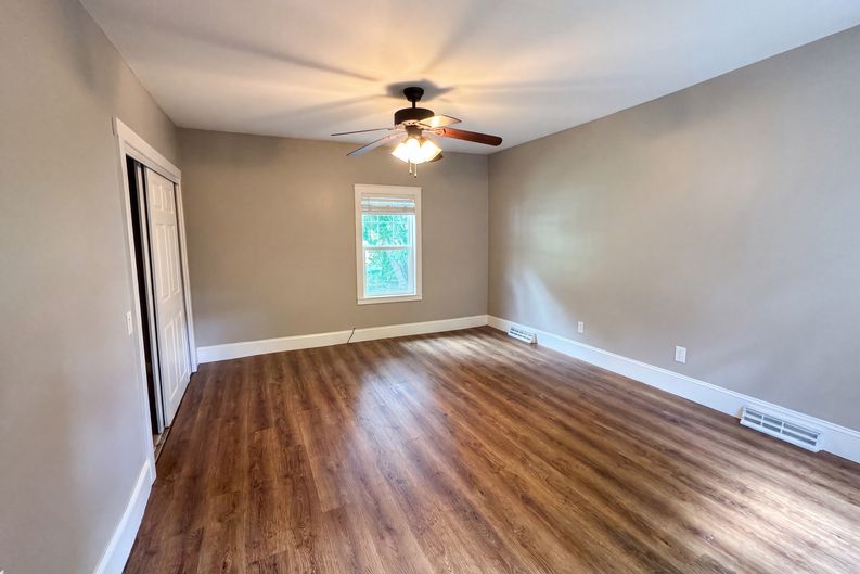 Photo 7 of 29 of 1446 E Whiteside St, Springfield, MO