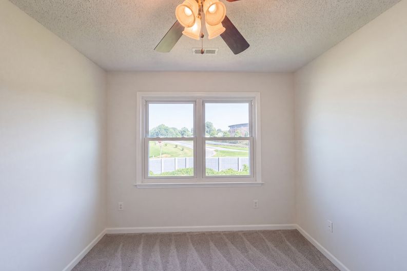 Photo 13 of 22 of 889 Salem Pointe Ln, Winston Salem, NC