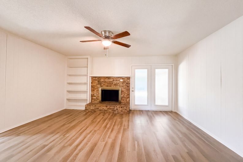 Photo 3 of 20 of 1136 Kris St, Irving, TX