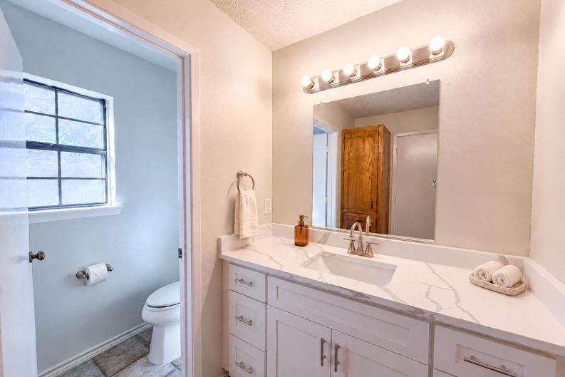 Photo 12 of 28 of 15830 Hilltop Dr, Kemp, TX