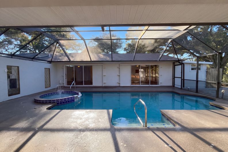 Photo 5 of 43 of 3705 Malec Cir, Sarasota, FL