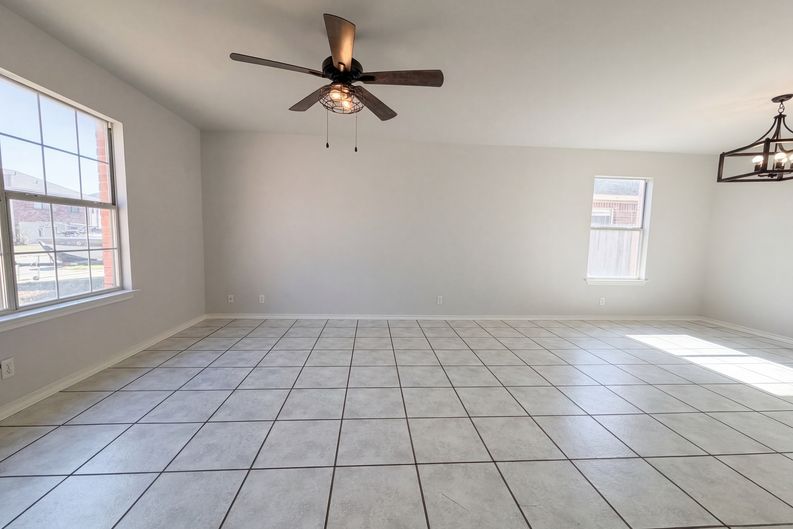 Photo 3 of 19 of 9822 Autumn Holw, Converse, TX