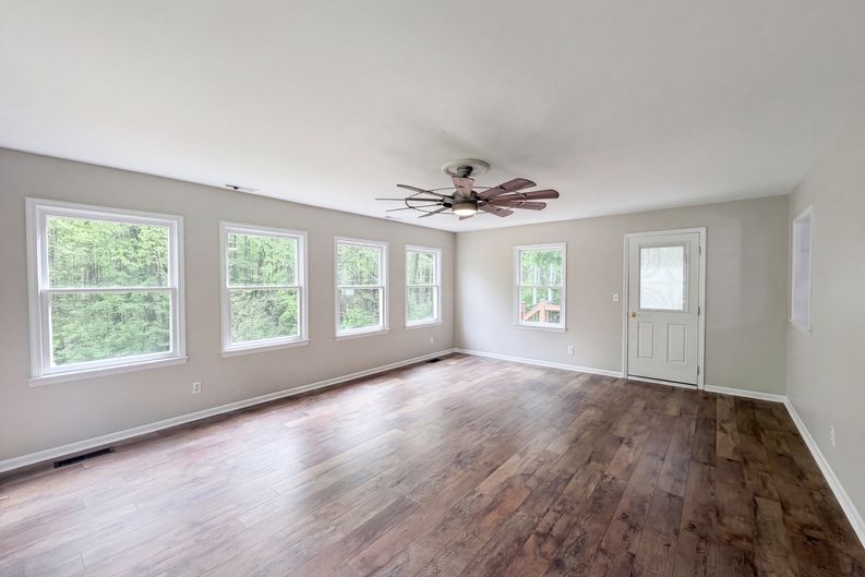 Photo 8 of 22 of 706 Crescent Dr, Cherryville, NC