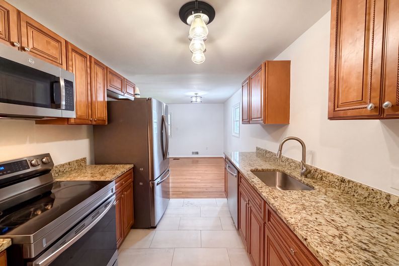 Photo 13 of 32 of 13512 Fitzhugh Ln, Woodbridge, VA