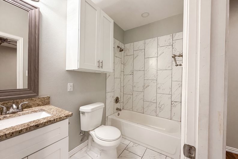 Photo 13 of 18 of 619 E Arlington Ave, Fort Worth, TX