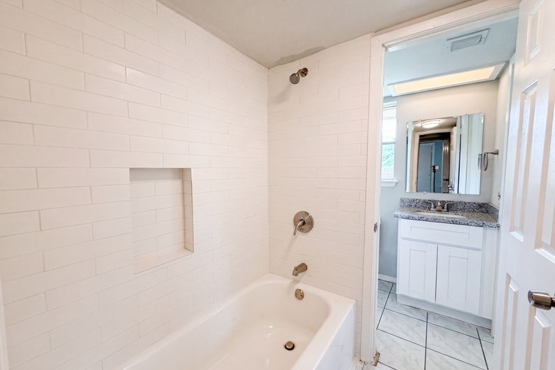 Photo 14 of 18 of 12510 Daventry Ln, Houston, TX