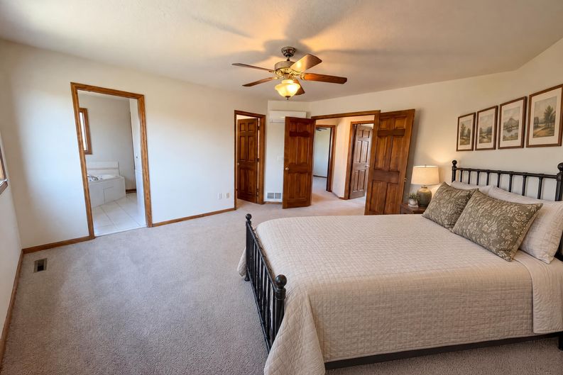 Photo 4 of 38 of 8433 Upland Ln N, Maple Grove, MN
