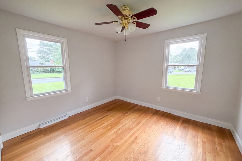 Photo 12 of 16 of 1016 Forestview Dr, Colonial Heights, VA