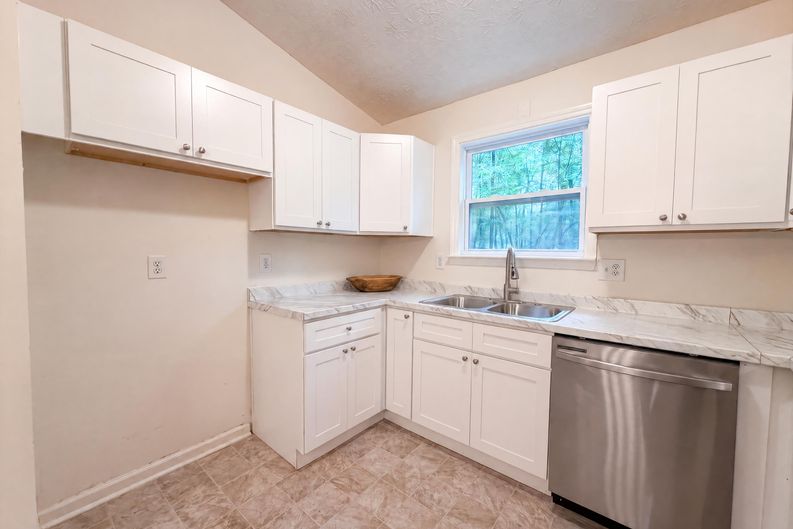 Photo 12 of 20 of 670 Marsh Ct, Jonesboro, GA