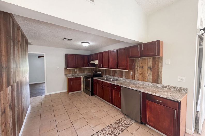 Photo 14 of 19 of 613 4th St NE, Fort Meade, FL