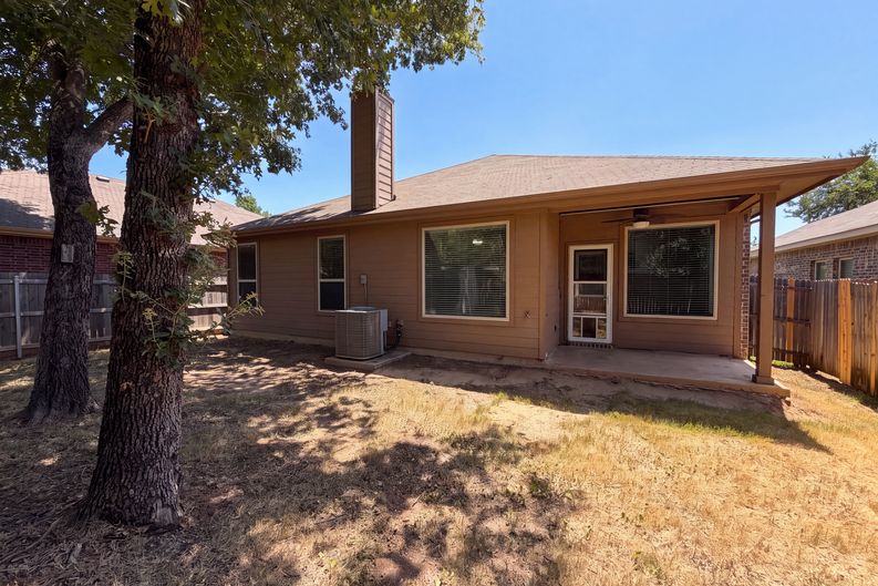 Photo 5 of 20 of 1108 Edgewater Dr, Azle, TX