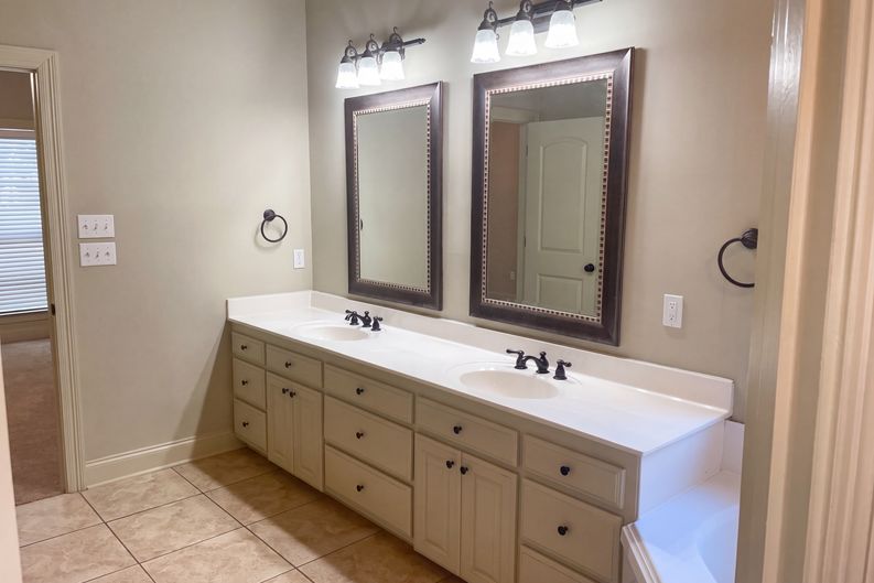 Photo 12 of 18 of 2621 Middletowne Dr, Zachary, LA