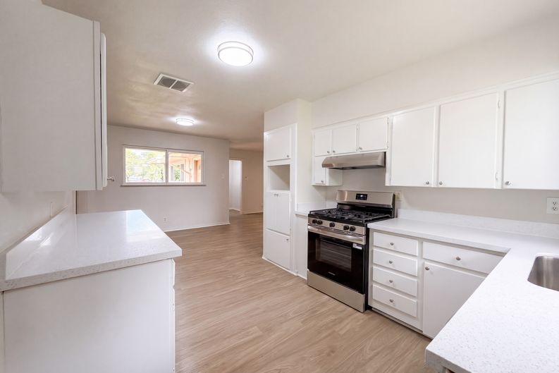 Photo 6 of 33 of 7706 Marinette Dr, Houston, TX
