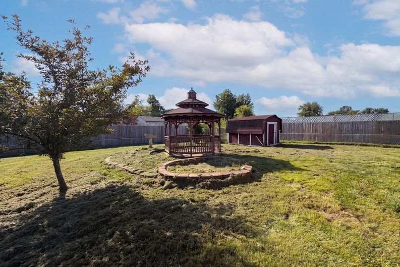 Photo 5 of 20 of 7533 Ardwell Dr, Indianapolis, IN