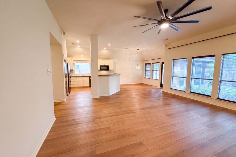 Photo 6 of 22 of 13804 Long Shadow Dr, Manor, TX