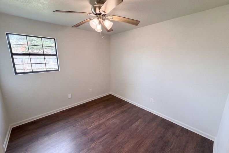 Photo 12 of 18 of 10942 Collingswood Dr, La Porte, TX