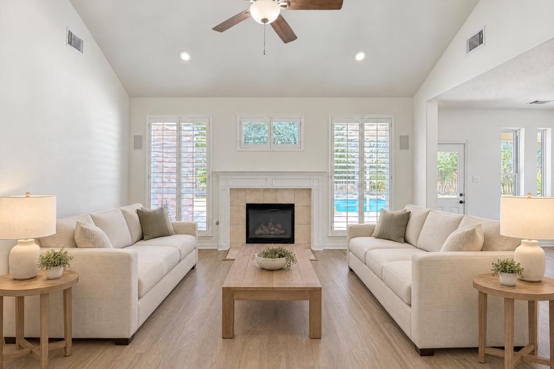 Photo 10 of 32 of 7927 High Knoll Ln, Houston, TX