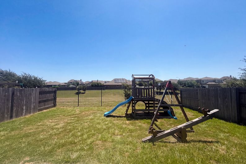 Photo 5 of 21 of 5909 Urbano Bnd, Round Rock, TX