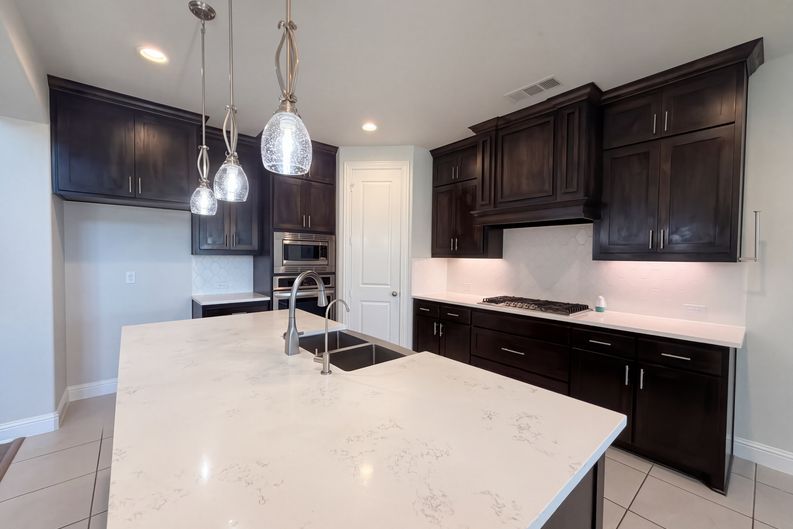 Photo 6 of 45 of 1505 Hudson Dr, Ennis, TX