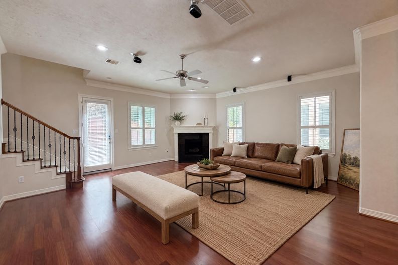 Photo 3 of 21 of 2942 Royal Oaks Crst, Houston, TX