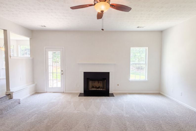 Photo 9 of 33 of 1672 Bennett Dr, McDonough, GA