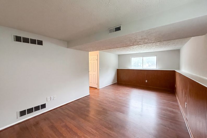 Photo 13 of 18 of 918 Bremerton Dr, Indianapolis, IN
