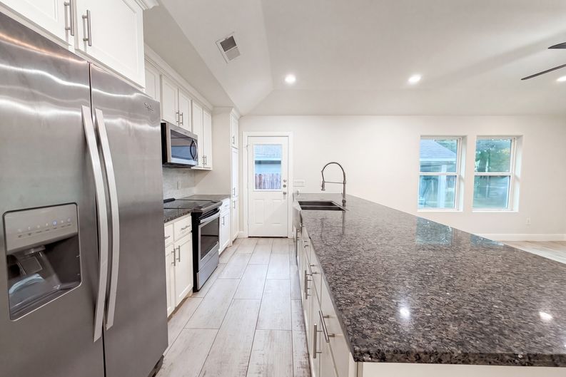Photo 6 of 20 of 709 W Hull St, Denison, TX