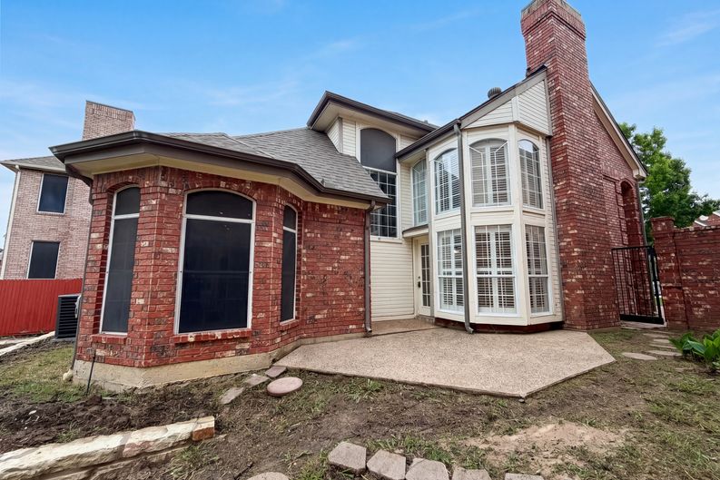 Photo 5 of 27 of 7707 Windmere Ct, Irving, TX