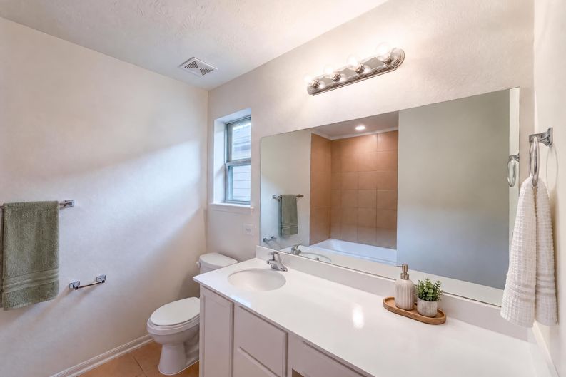 Photo 13 of 18 of 15835 Copper Oak Ln, Houston, TX