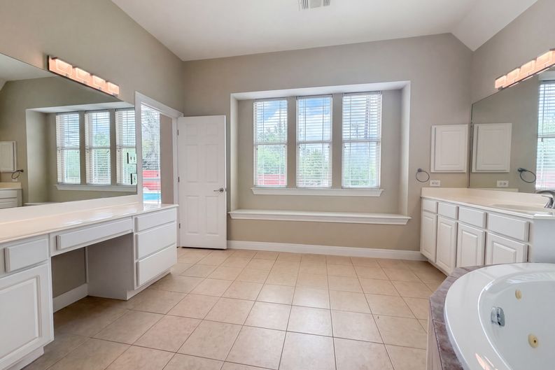 Photo 11 of 23 of 13419 Star Heights Dr, San Antonio, TX