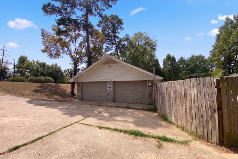 Photo 33 of 35 of 1607 Timberline Dr, Henderson, TX