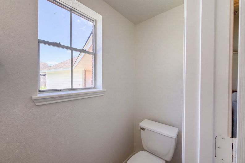 Photo 19 of 30 of 2854 Everett Dr, Friendswood, TX
