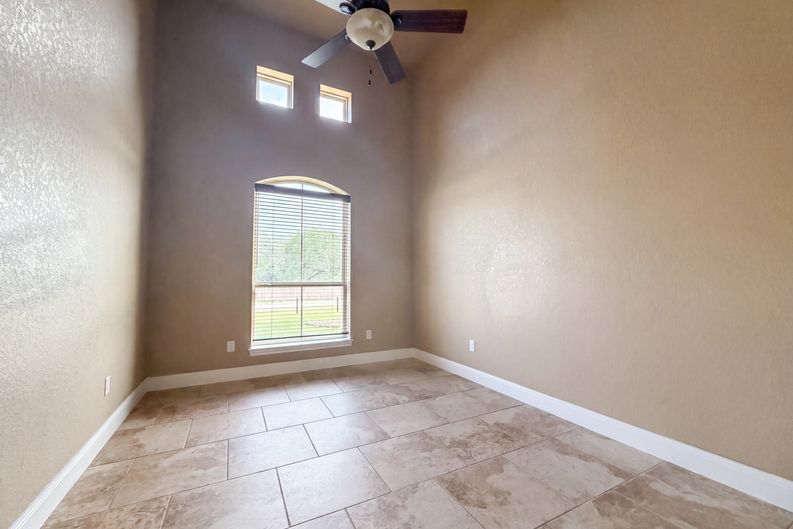 Photo 8 of 16 of 105 E Eden Vly, Adkins, TX