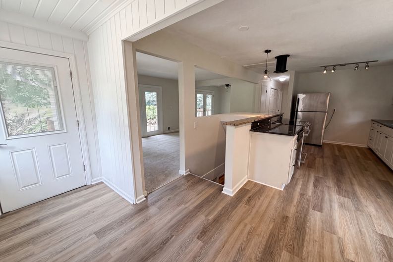 Photo 6 of 27 of 2591 Aldine St, Roseville, MN