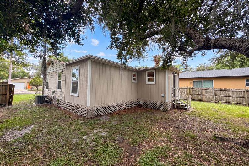 Photo 5 of 23 of 1506 W 16th St, Sanford, FL