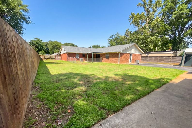 Photo 5 of 24 of 308 N Todd St, Bullard, TX