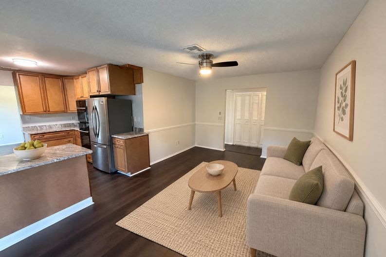 Photo 13 of 25 of 733 Lakeview Dr, Winter Springs, FL