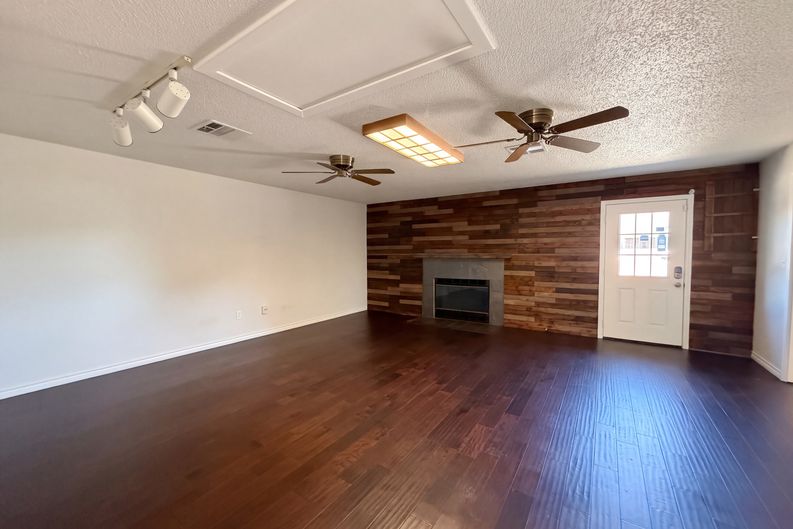 Photo 7 of 21 of 133 Jason Dr, Red Oak, TX