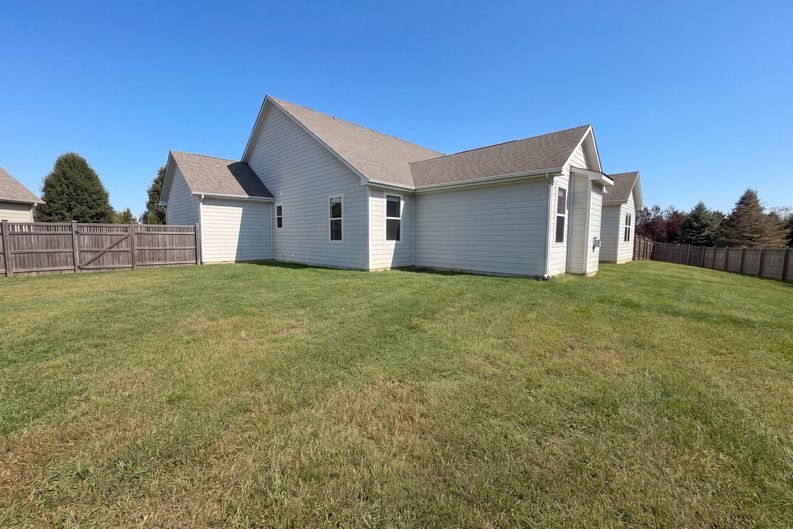 Photo 3 of 44 of 21323 Wharfdale Dr, Noblesville, IN