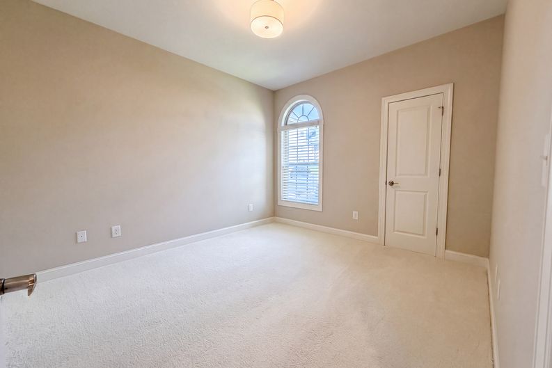 Photo 8 of 17 of 234 Hickory Pointe Dr, Lebanon, TN