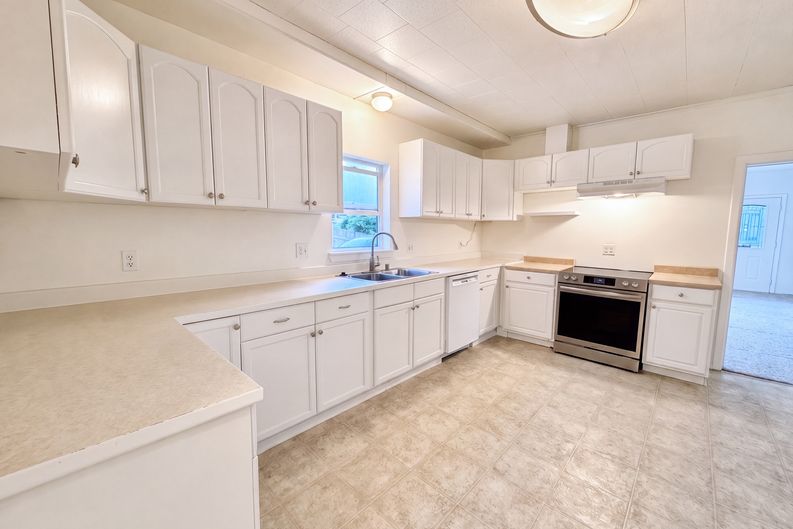 Photo 6 of 17 of 7507 Lower Ridge Rd, Everett, WA