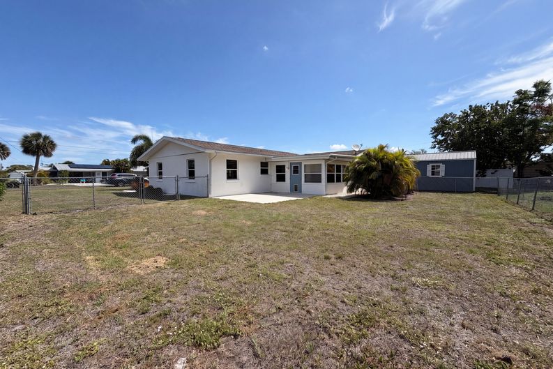Photo 5 of 28 of 829 E 4th St, Englewood, FL