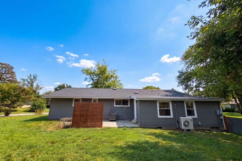 Photo 5 of 32 of 13512 Fitzhugh Ln, Woodbridge, VA