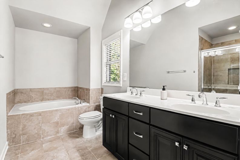 Photo 10 of 19 of 7910 Willoughby Ct, Alpharetta, GA
